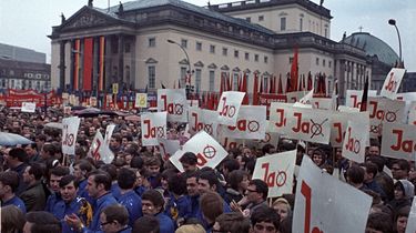 Kundgebung zum Volksentscheid über die Verfassung der DDR vor der Staatsoper, im Vordergund Angehörige der FDJ.