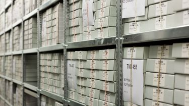 Kartons mit geschreddertem Aktenmaterial im Stasi-Unterlagen-Archiv Berlin