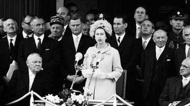 Königin Elizabeth II. von Großbritannien hält eine Rede vor dem Schöneberger Rathaus