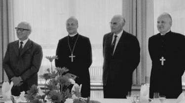 Eine konstituierende Sitzung des Martin-Luther-Komitees der DDR fand am 13. Juni 1980 im Amtssitz des Staatsrates statt. v.l.n.r.: Erich Honecker, Landesbischof Werner Leich, Gerald Götting, Bischof Werner Krusche