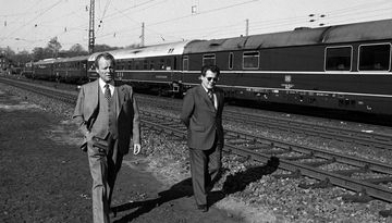 Bundeskanzler Willy Brandt auf einer Wahlkampfreise. Rechts neben ihm Stasi-Spion Günter Guillaume