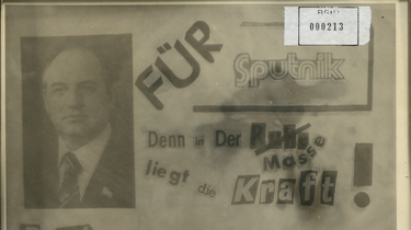 Von Unbekannten hergestellter Handzettel mit aus Zeitungen ausgeschnittenen Buchstaben. Der Text lautet: 'Für Sputnik. Denn in der Masse liegt die Kraft! Beschweren Sie sich...'. Links neben dem Text ist ein Portraitfoto von Michail Gorbatschow abgebildet.